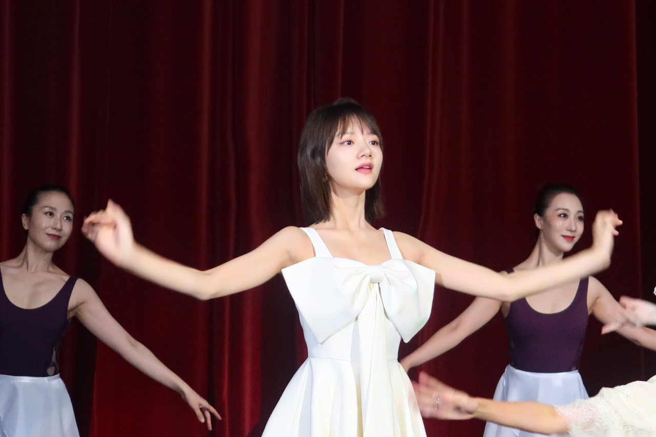 任敏#演员请就位# 一组新鲜的@任敏 敏敏子舞蹈花絮图送给大家,翩跹而