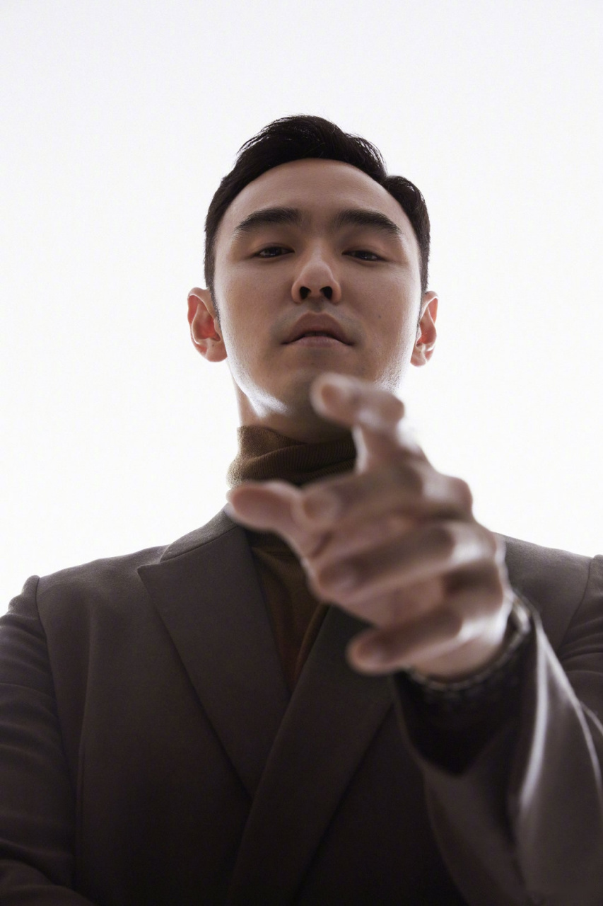 阮经天  一袭墨绿色西装,帅气亮相活动,凸显完美修长身形,优雅绅士