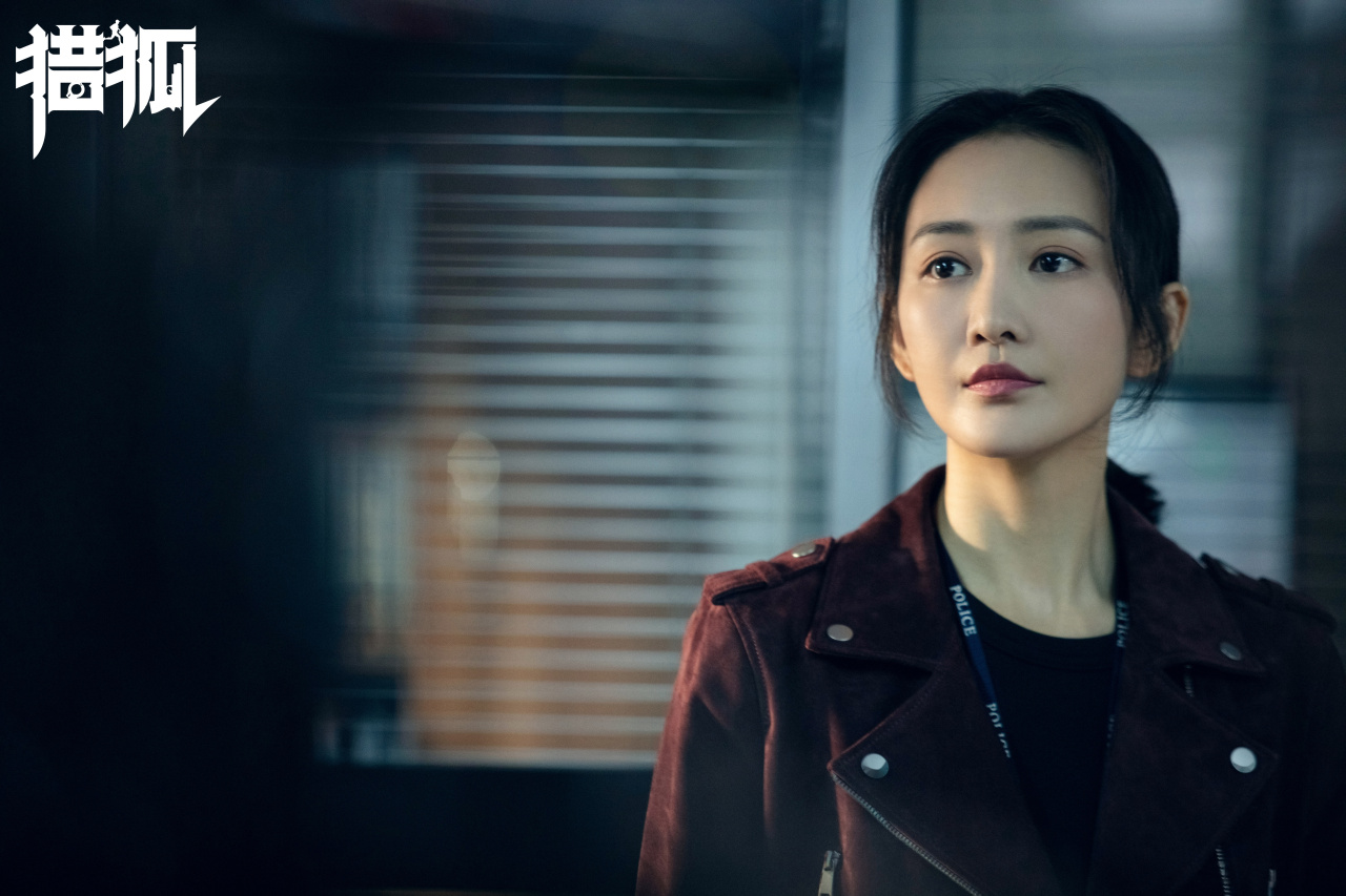 王鸥 @王鸥 警局里查案的吴稼琪,冷峻且干练@王鸥 #电视剧猎狐