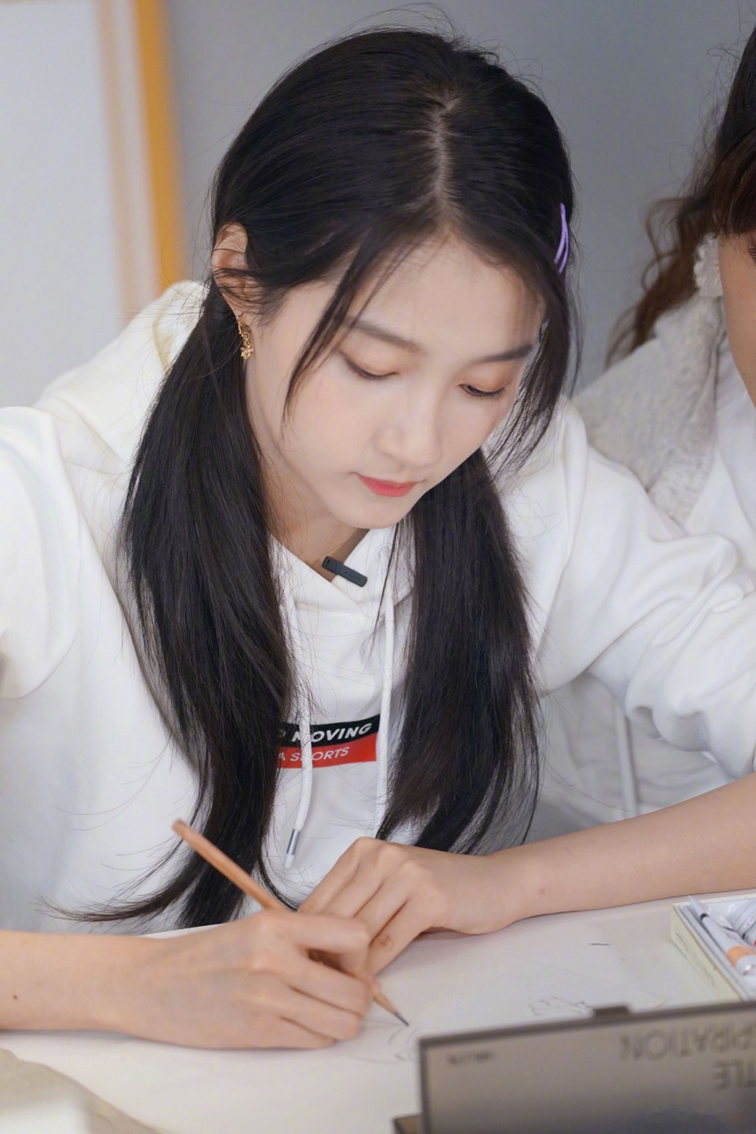 《王牌对王牌》里关晓彤的双马尾造型吸睛,少女感十足 .