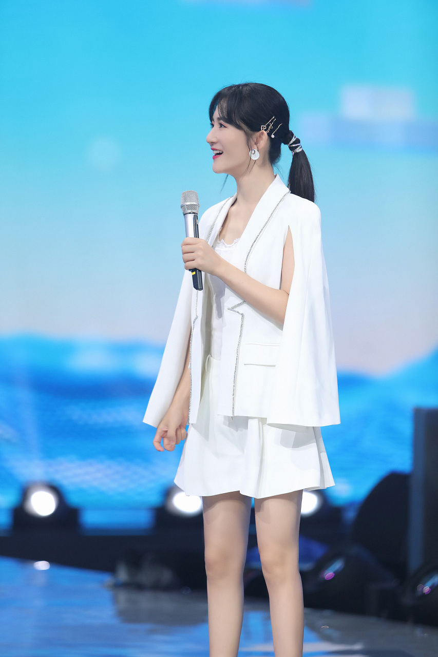 谢娜@谢娜快乐大本营夏日炎炎,用快乐降温[干杯]开空调吃冰镇西瓜看