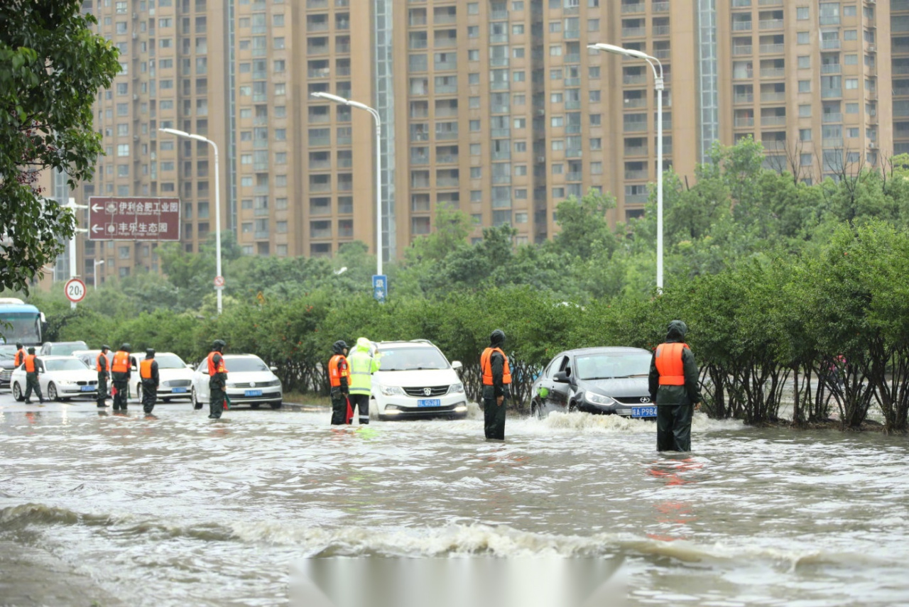 【安徽合肥城市内涝 武警紧急救援】6月15日,安徽省合肥市北城新区
