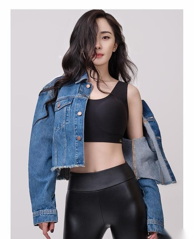 10月16日知名内衣品牌发布了杨幂全新拍摄的内衣广告,身材超级火辣的