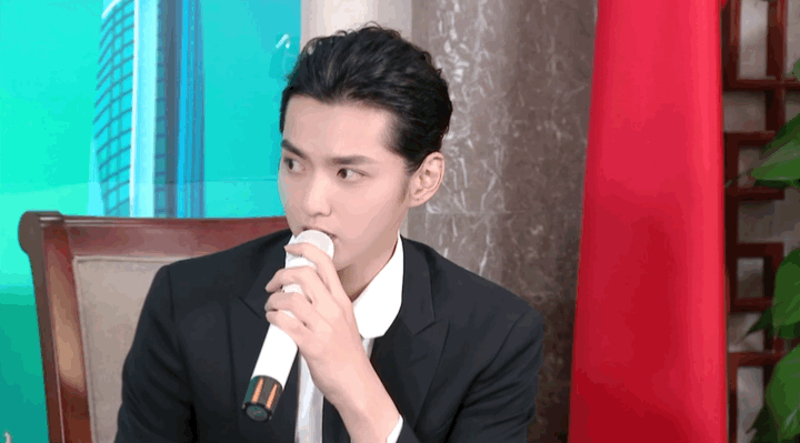 吴亦凡大背头造型搭配黑白正装西服,来看看吴亦凡今天助力湖北武汉