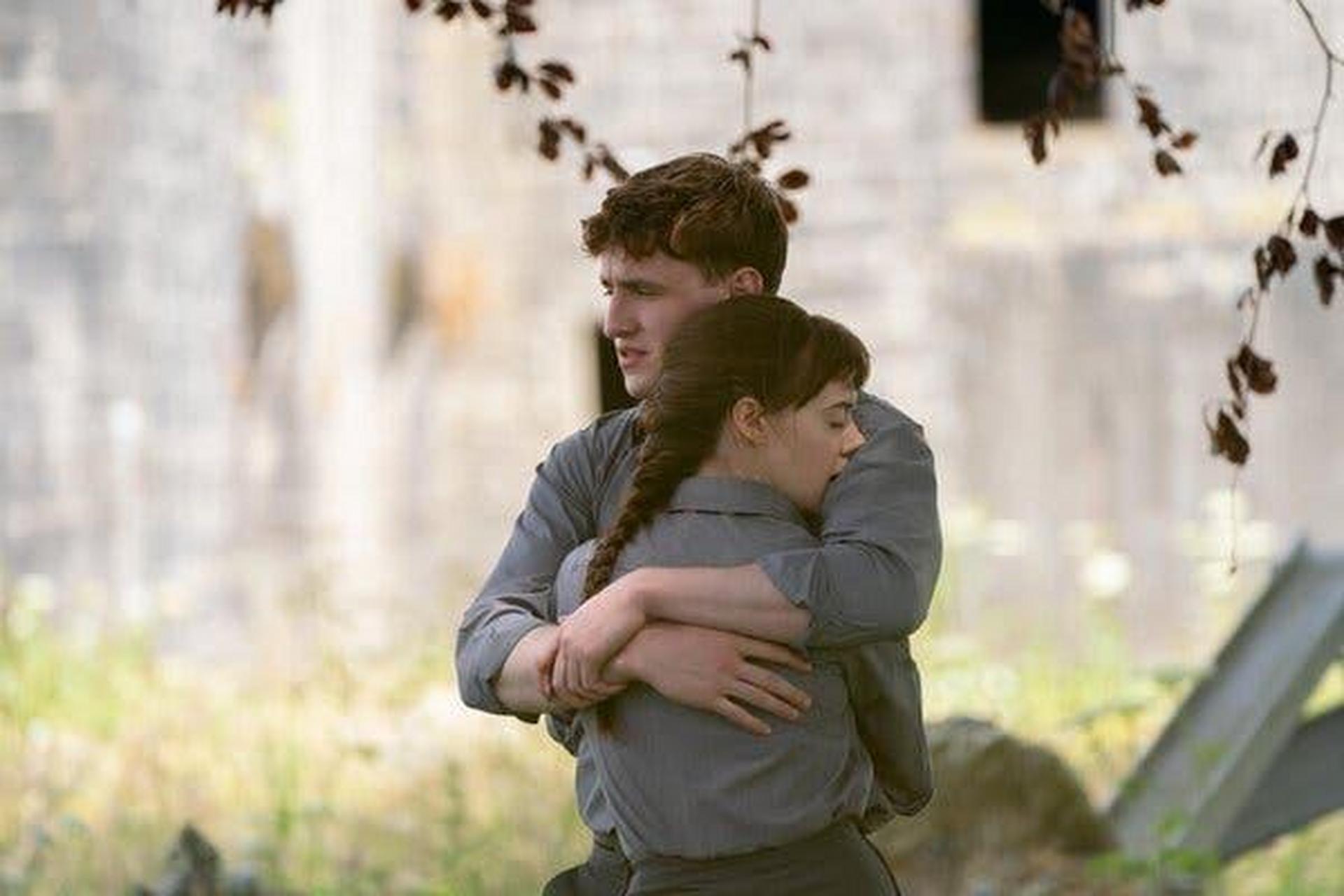 保罗·梅斯卡(paul mescal)和黛西·埃德加·琼斯(daisy edgar-jones)