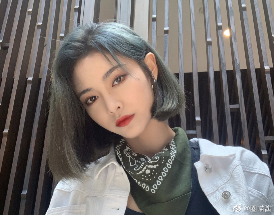 许佳琪戴萌买凉皮,失去了十级瘦身滤镜后,这身材我没眼花吧[酸]