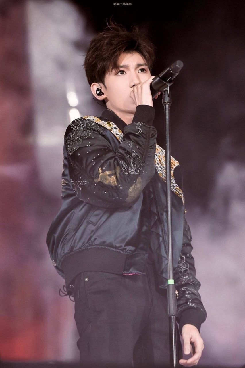 王源# 【王源 立麦】 小编一人血书求给我们歌手王源搞一个半永玖立