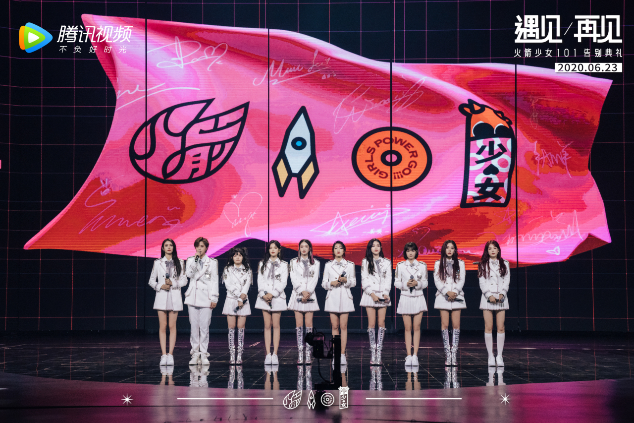 火箭少女101#火箭少女告别典礼造型 两年前,粉色制服与你们遇见 两年