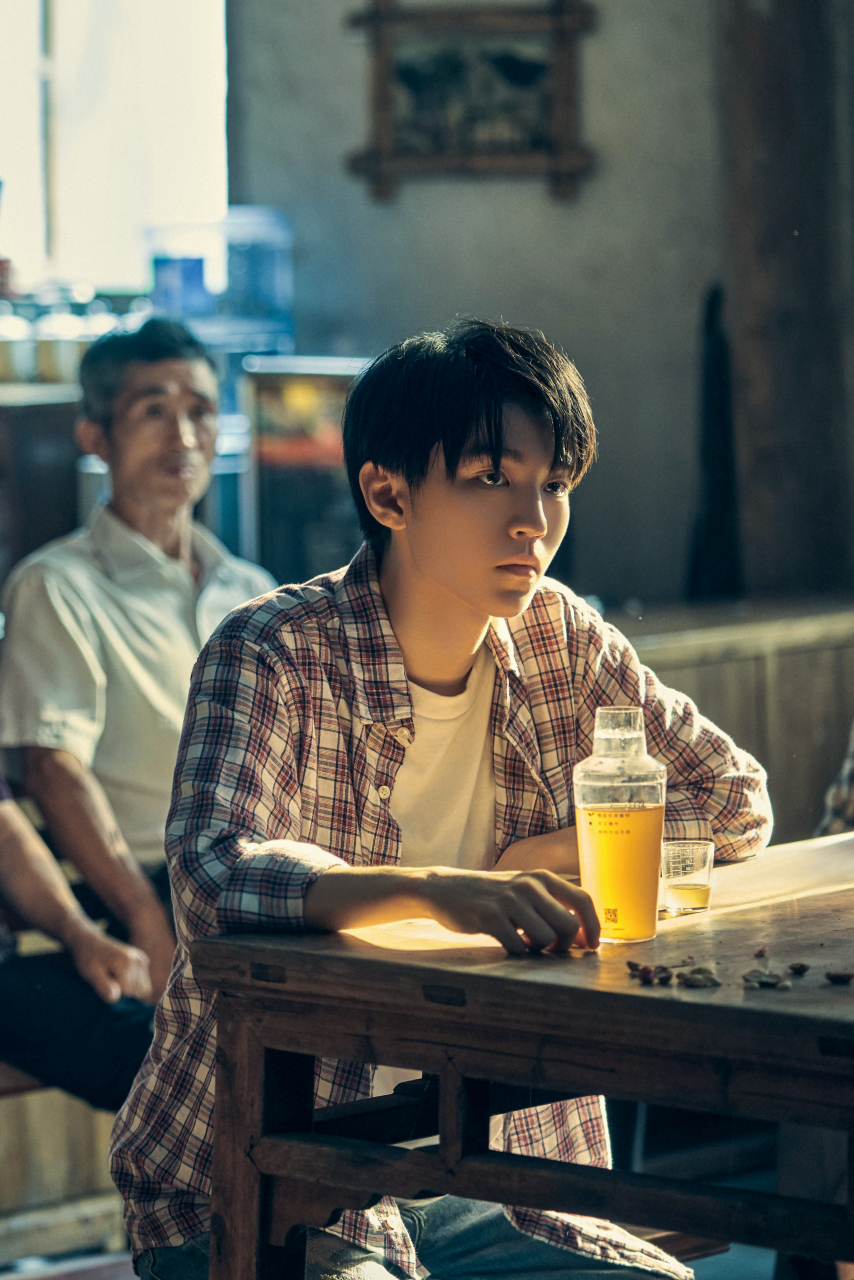 王俊凯##电影我和我的家乡#这是一组主题为"姜小楷二三事"的花絮图