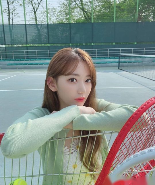 izone 成员张元英 宮脇咲良 为《dicon》拍摄写真的幕后花絮照公开.