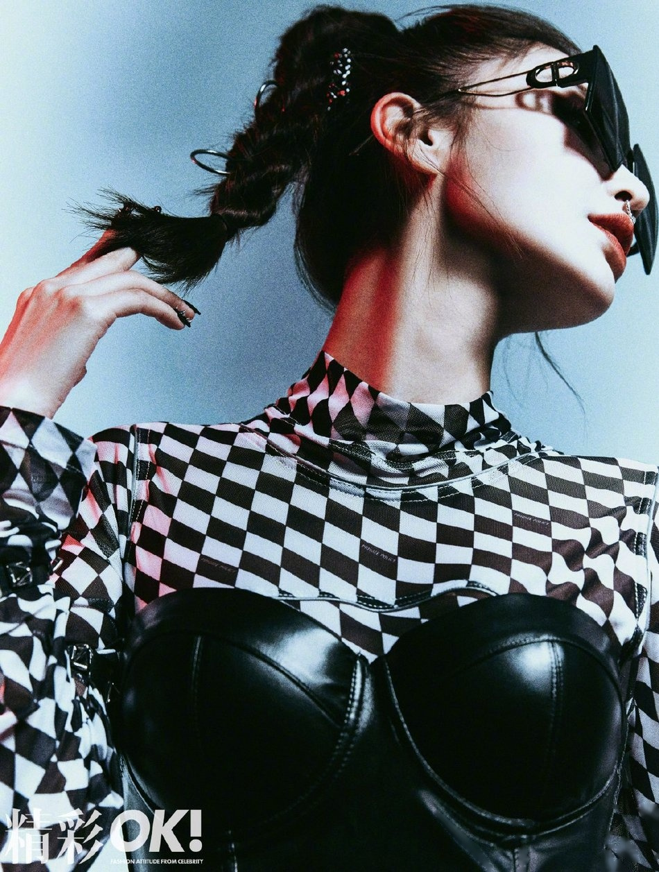 angelababy朋克造型登杂志,戴鼻环搭暗黑系妆容超slay,气场全开!