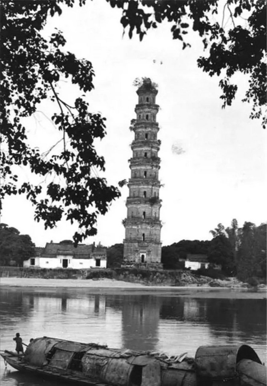1938年,广东省高州市宝光塔