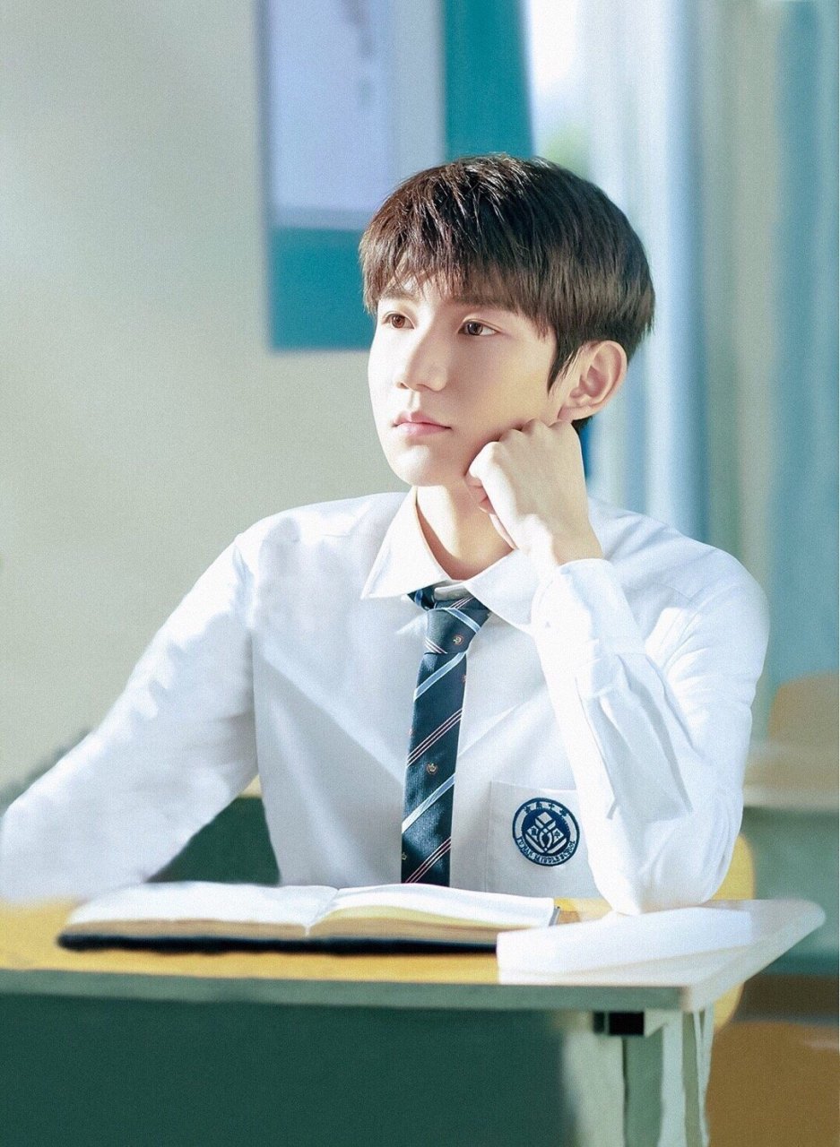 王源# 【王源 校服】 卸下华服 换上普通的校服 也会是校园中最靓丽