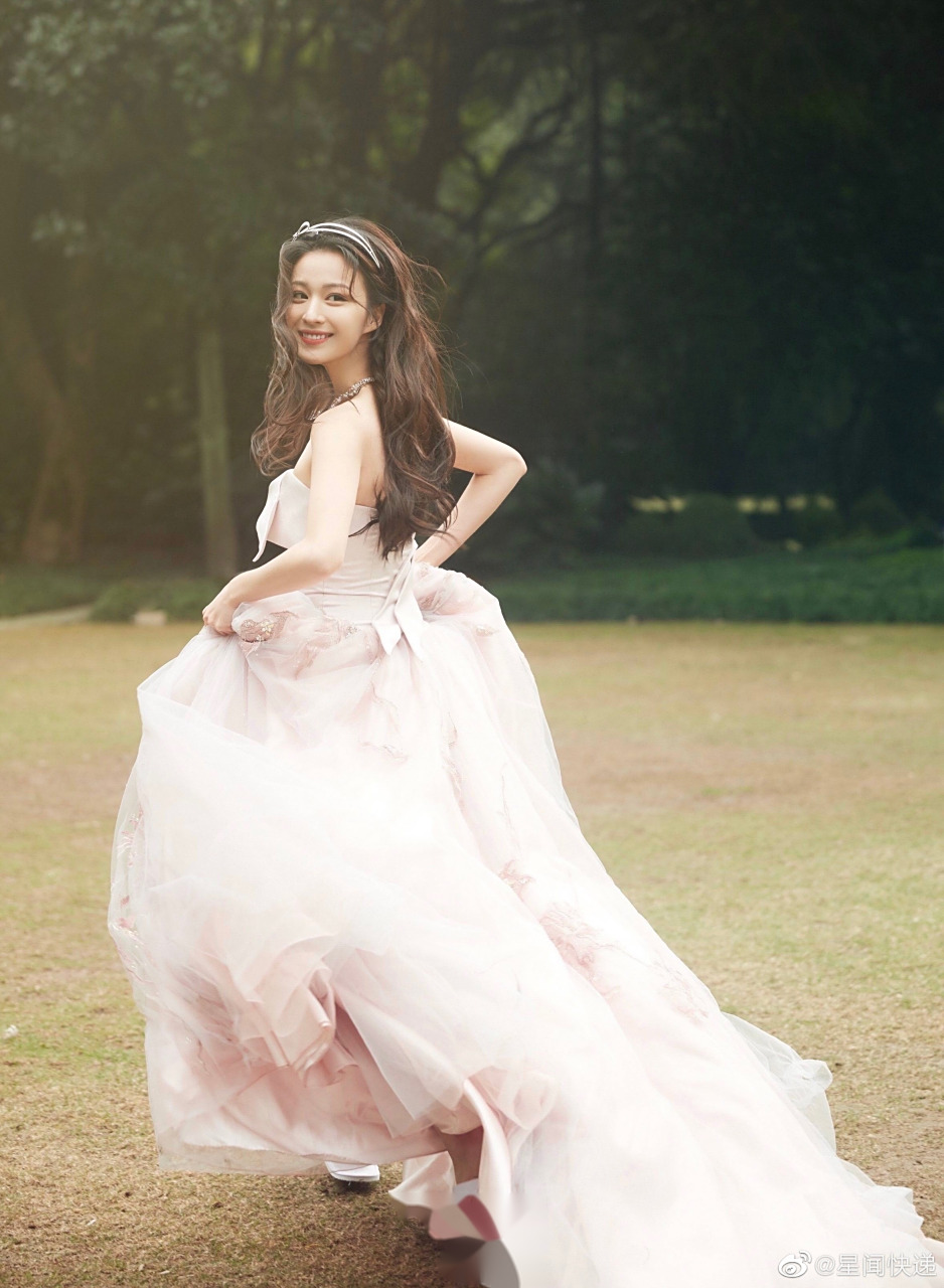 12月5日,在《演员请就位2》终极盛典上,王楚然提着一身刺绣白裙入场