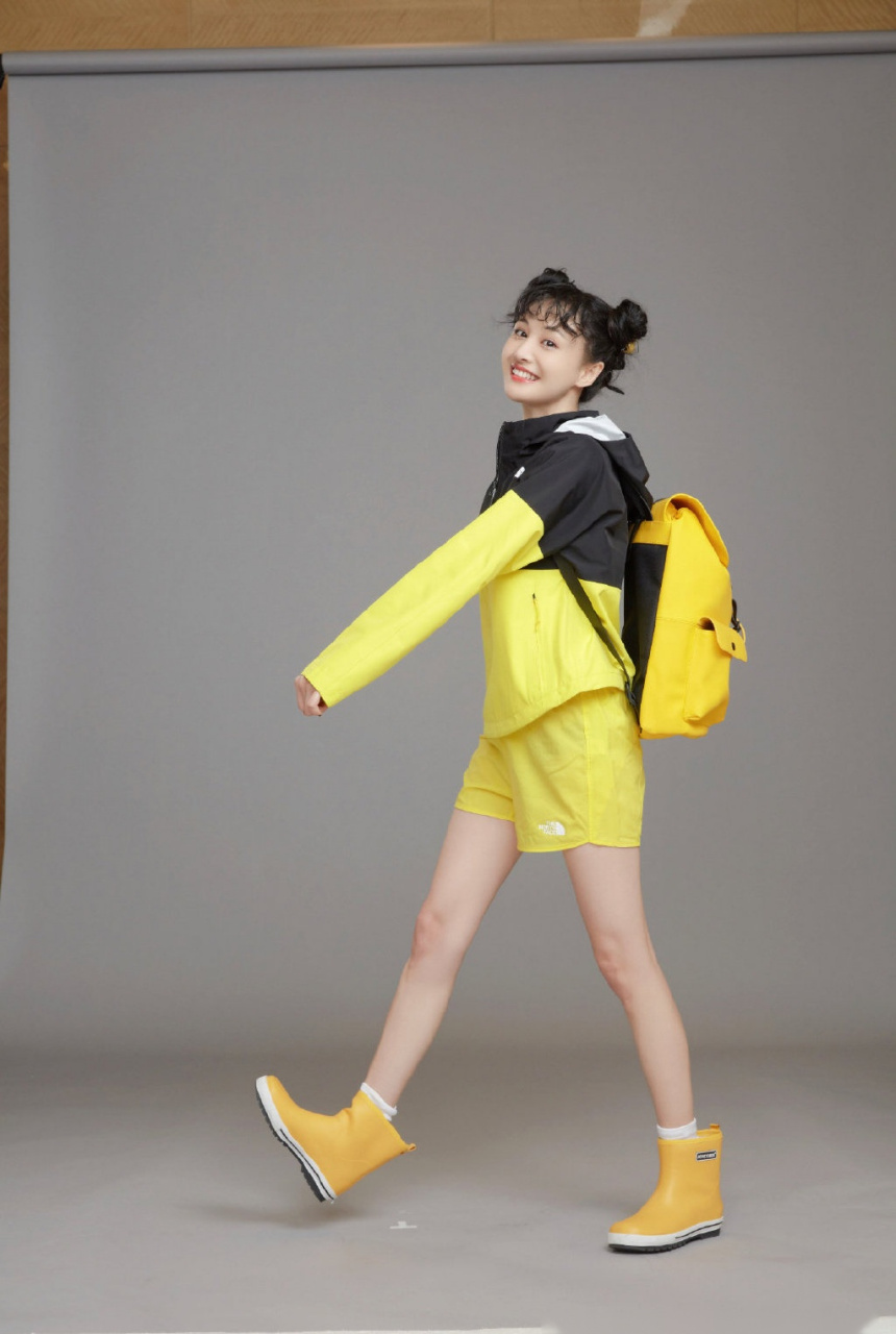 郑爽身着黑黄拼接的运动套装,背着亮色的双肩背包,化身为"西瓜姐姐"