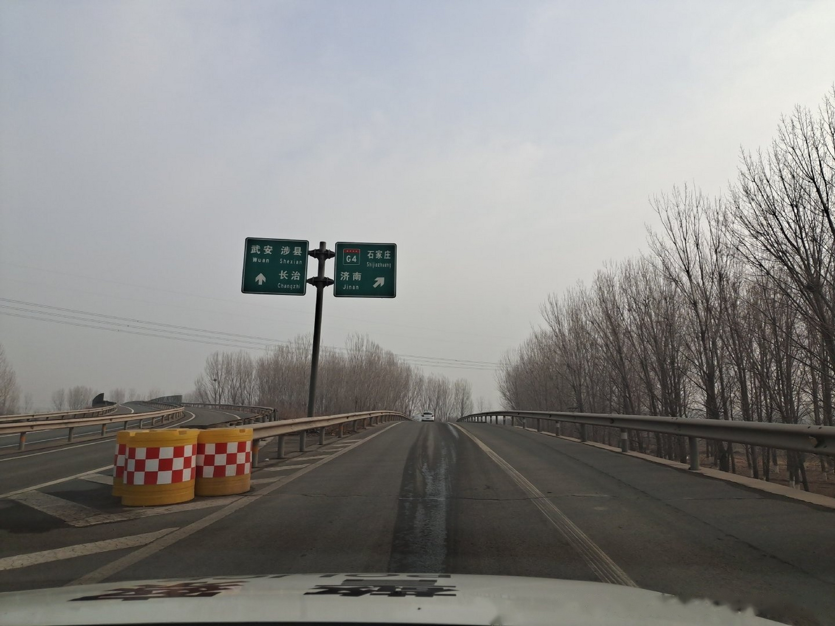 青兰高速黄粱梦段通行正常,车流量不大.