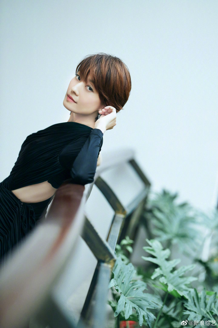 演员马伊琍身穿黑色斜肩镂空长裙出席活动,斜肩和镂空露腰设计尽显