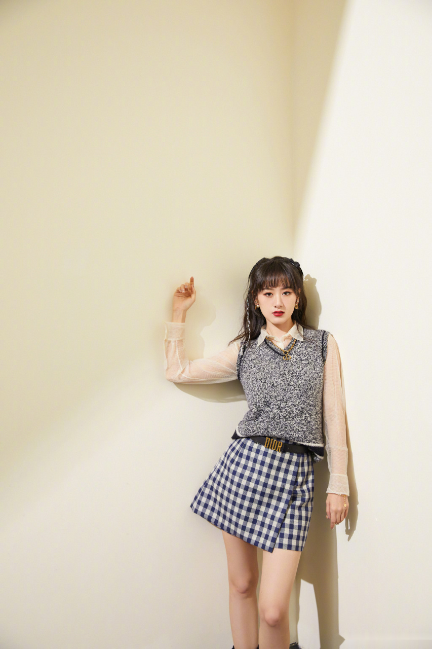 袁冰妍唱跳表演《躲猫猫》,全程舞台表现可可爱爱,今天的妍妍子真是