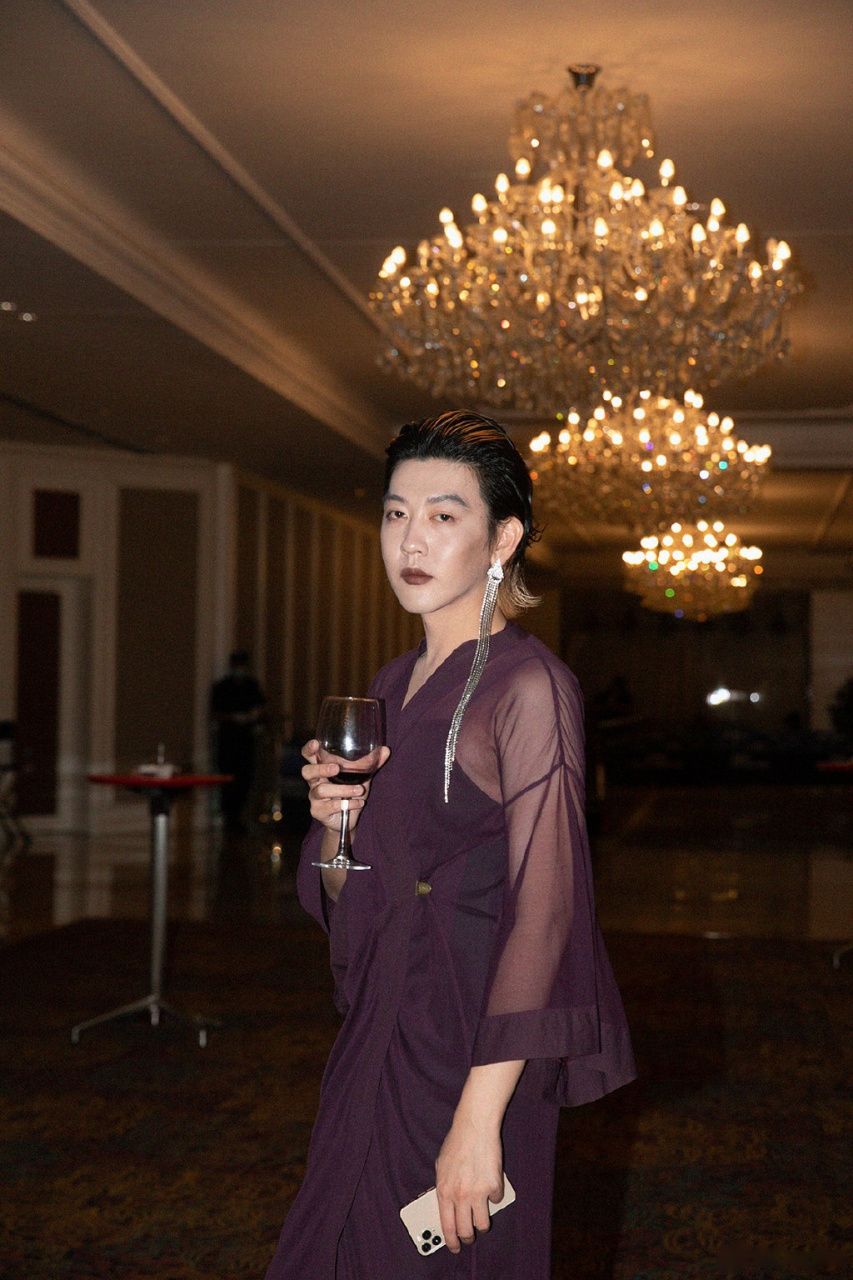 8月3日晚,姜思达受邀参加第14届first青年电影展颁奖礼,他头扎双马尾