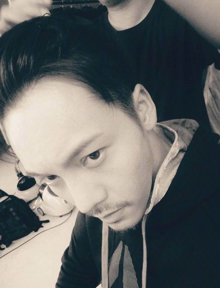 你们更爱陈伟霆留胡须霸气的模样还那清秀的脸庞?反正我都爱!