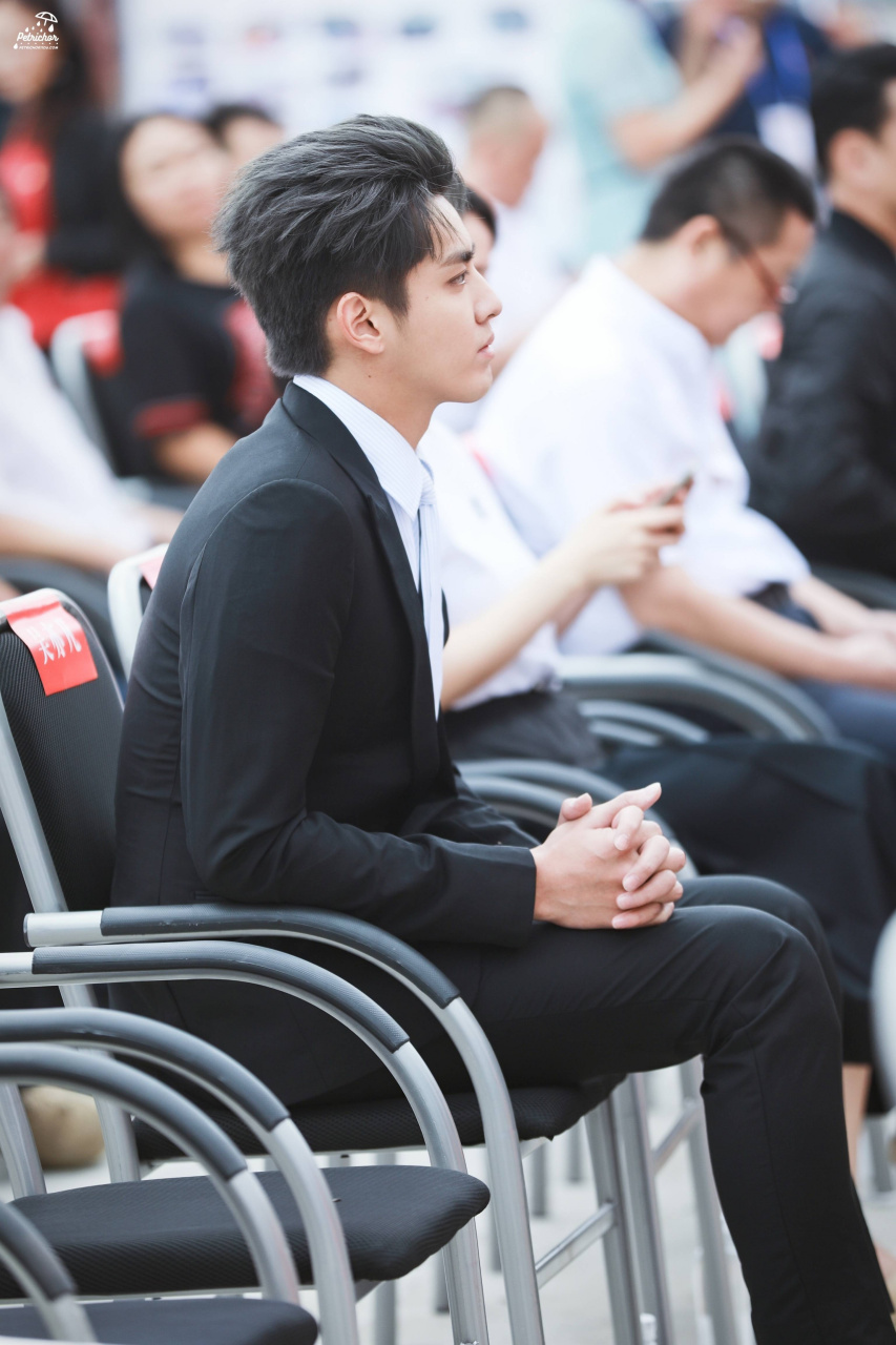 吴亦凡最新活动路透曝光,一身黑色西装帅气挺拔,无滤镜的生图都好能打