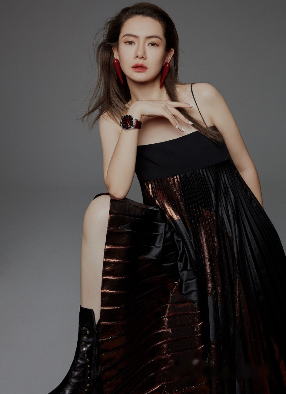 戚薇《madamefigaro》封面大片亮相,复古爆炸头酷飒十足,彰显摩登女郎