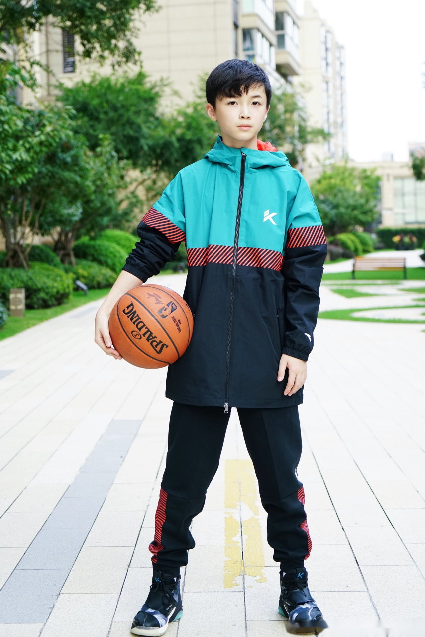 石悦安鑫 天气好好,放学用最快的速度回到家写完作业,立马变身篮球小
