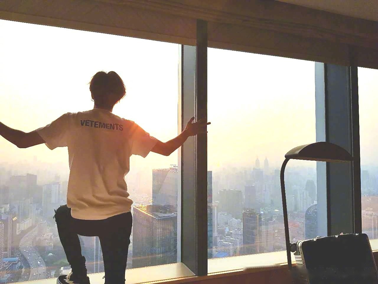 王一博背影封面酷盖的背影,藏不住的光芒!