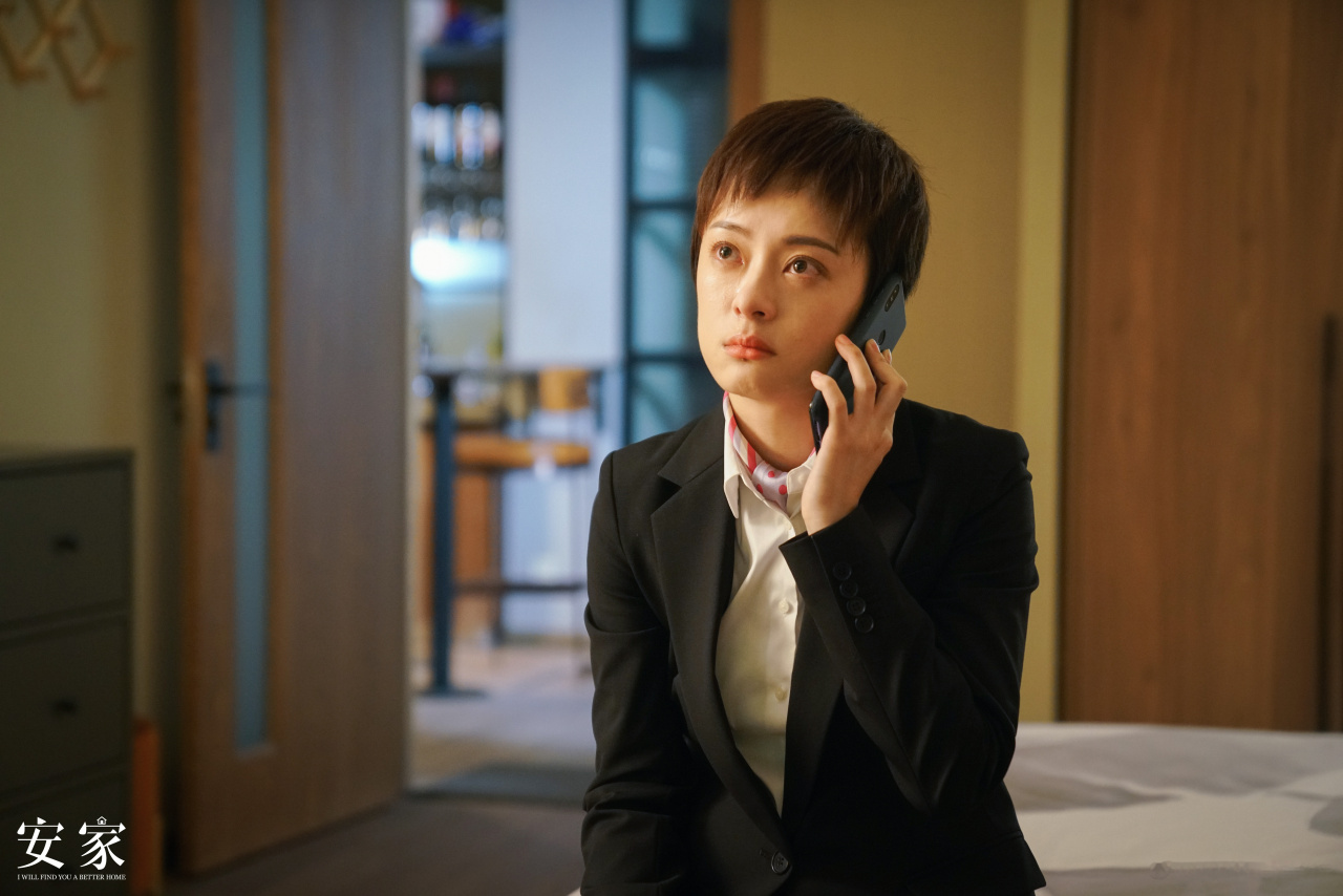 #孙俪安家#心疼过房似锦看向橱窗里丝巾的眼神,也为房店长和安家小队