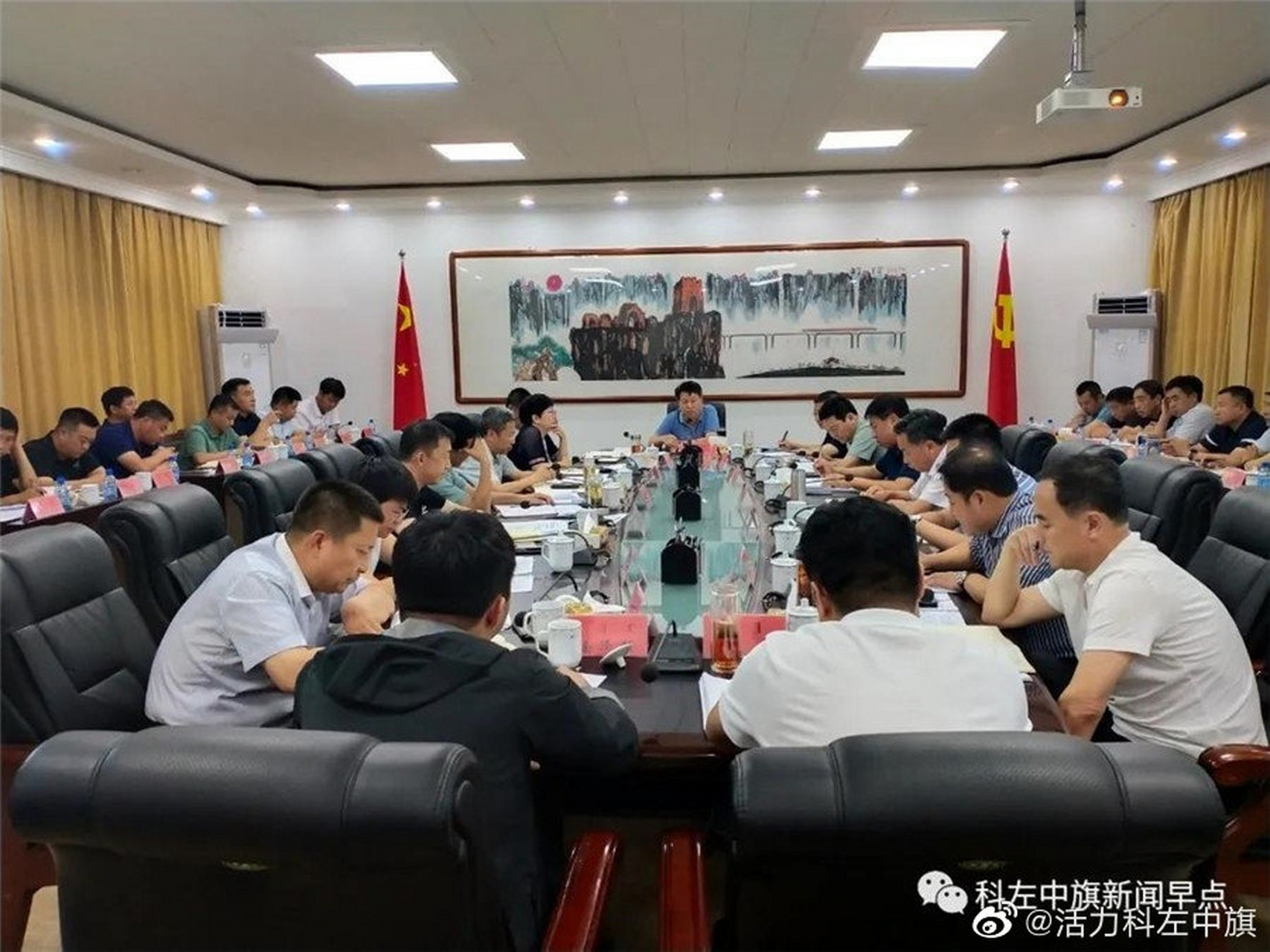 7月19日,旗委书记刘百田主持召开常委会会议,传达学习《内蒙古自治区