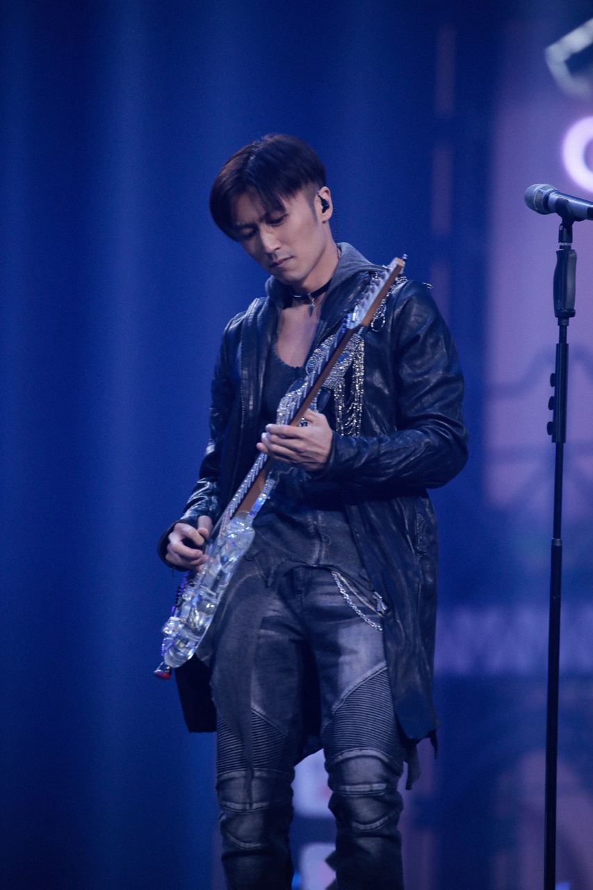 谢霆锋@锋味v 双11开幕直播盛典剧照来袭!