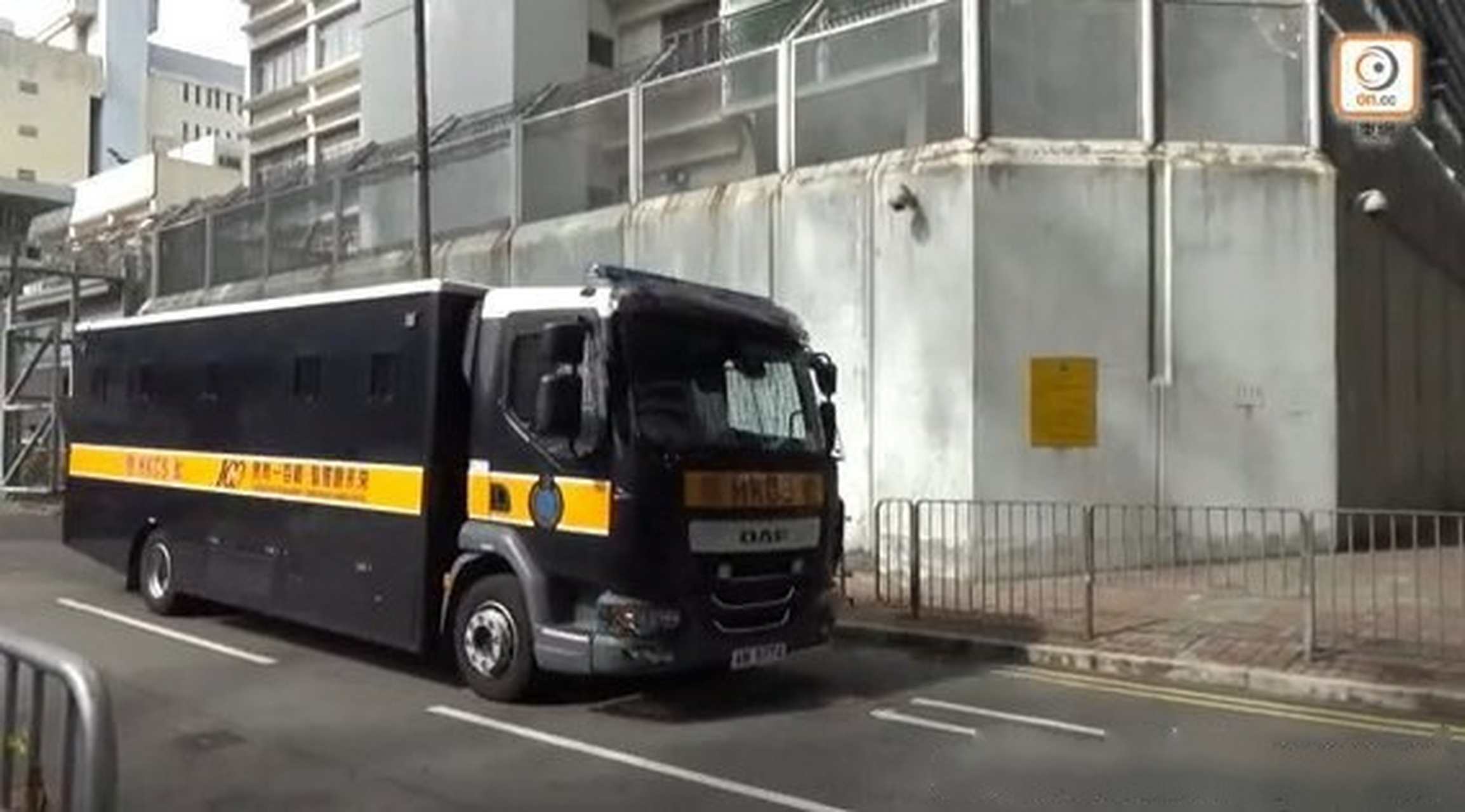【黎智英腰缠铁链再受审 被押上"铁甲威龙"囚车】 据港媒报道,官司