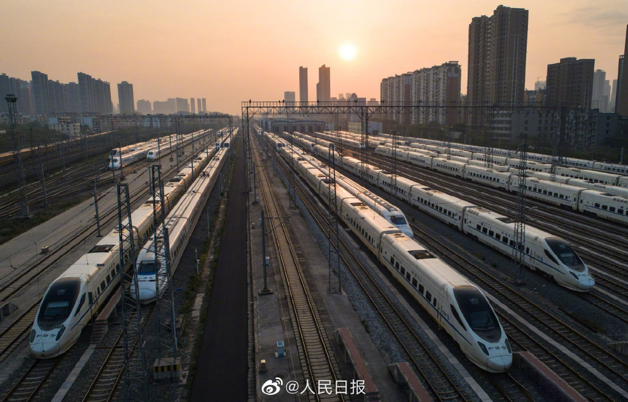 在武汉动车段,列车停靠在存车线上准备投入运行,几十组在武汉动车段