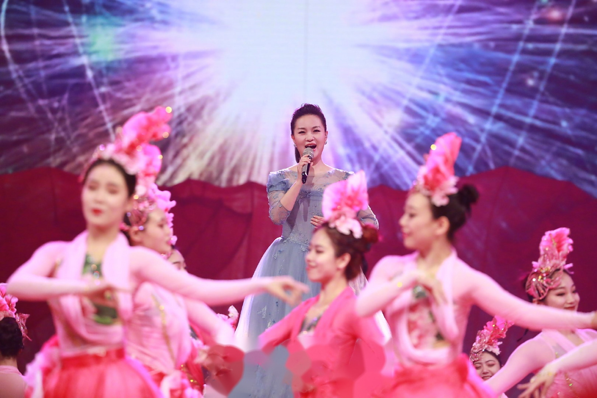 湘籍歌唱家雷佳倾情演唱《花开新时代》