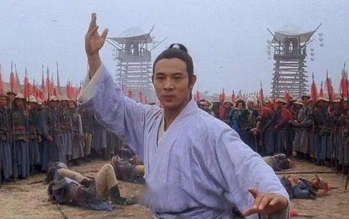 其实李连杰在出演太极张三丰时,一丁点太极也不会,这让导演袁和平很是