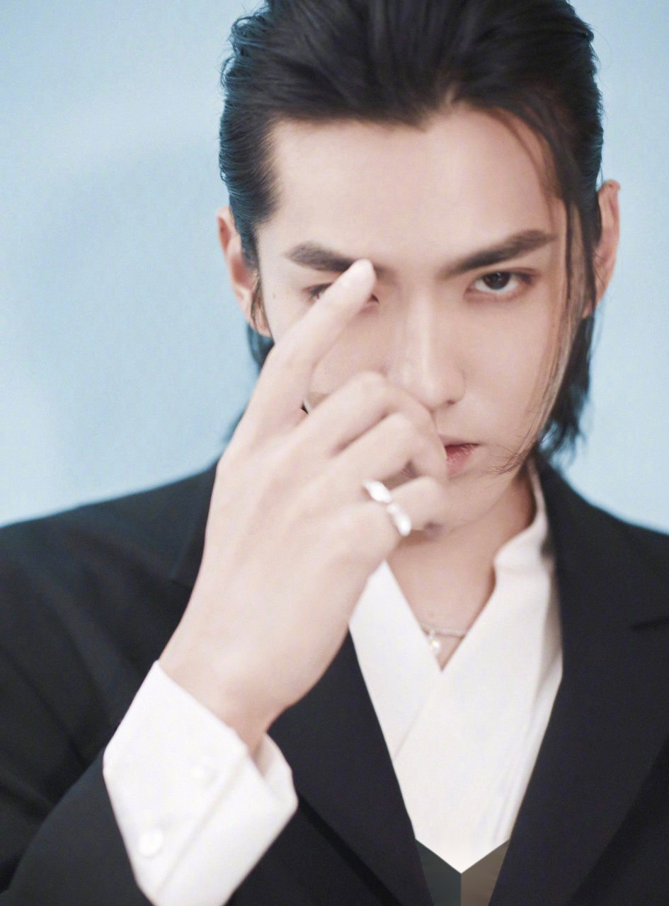 吴亦凡最新节目路透曝光,身穿白色衬衫帅气十足,手上拿着编织袋十分吸