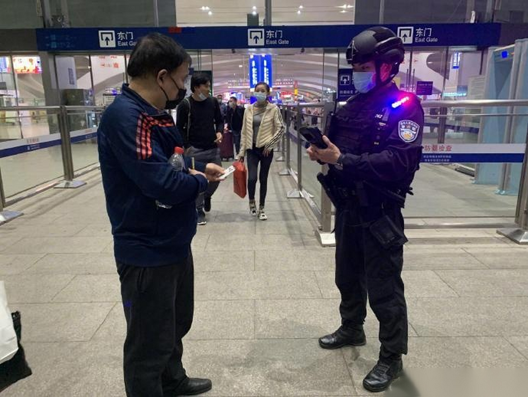 广州市公安局番禺区分局机动大队民警王伟田来自湖南郴州,作为广州