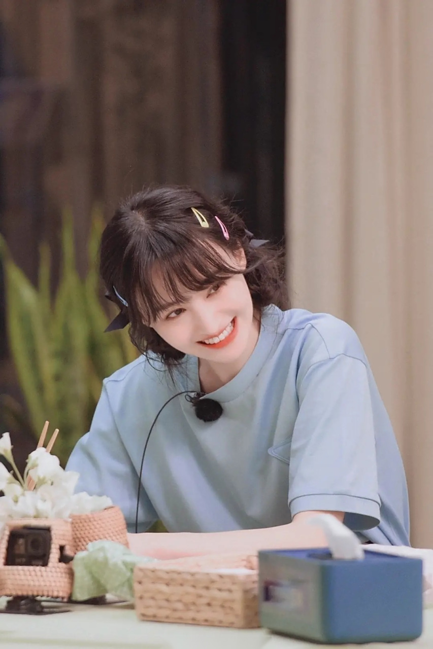 小森林里的郑爽既温柔又体贴,还给小朋友们做饭,简直就是可可爱爱的小