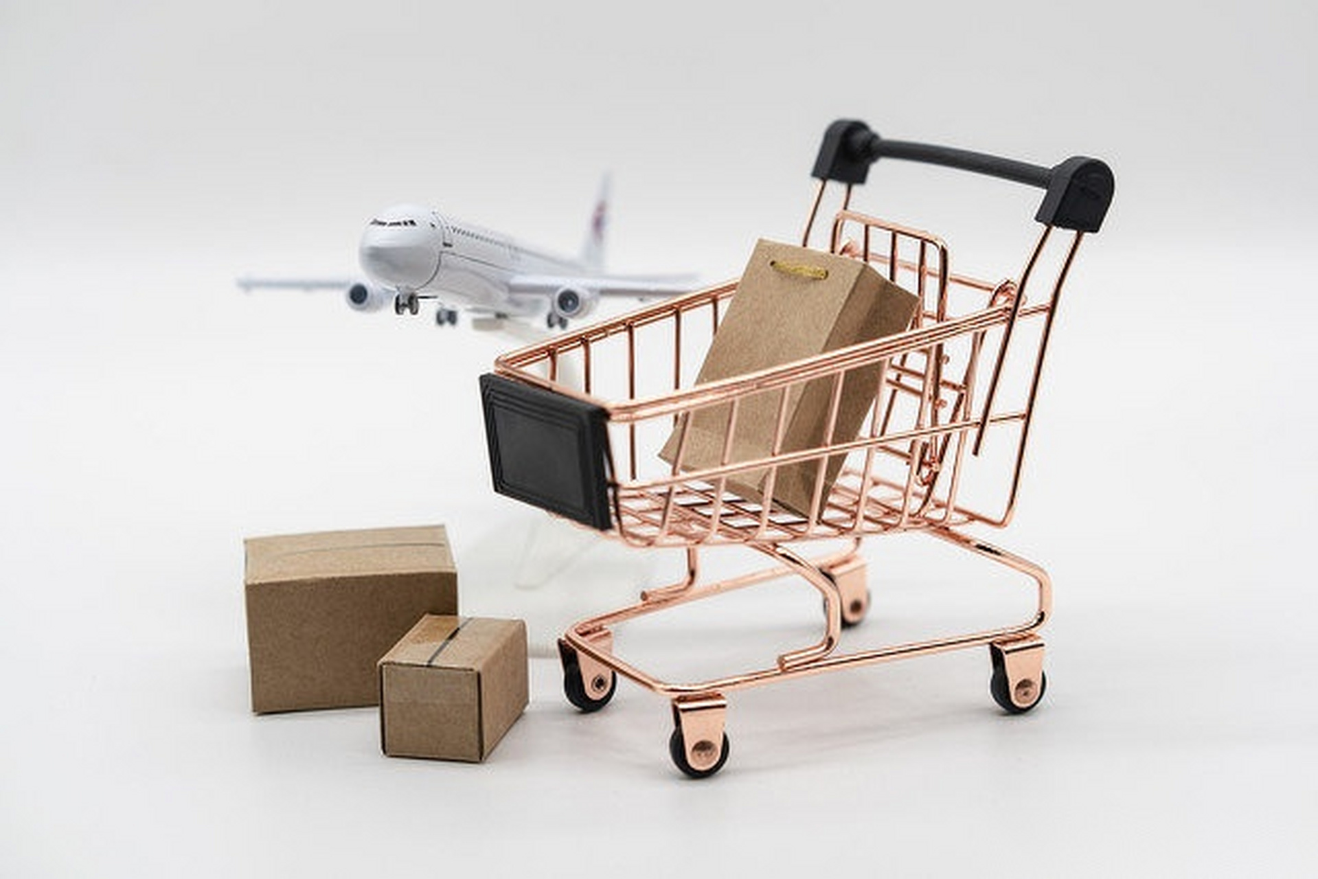 【吴尊友:海淘包裹也有被病毒污染的风险】据央视新闻客户端11月17日