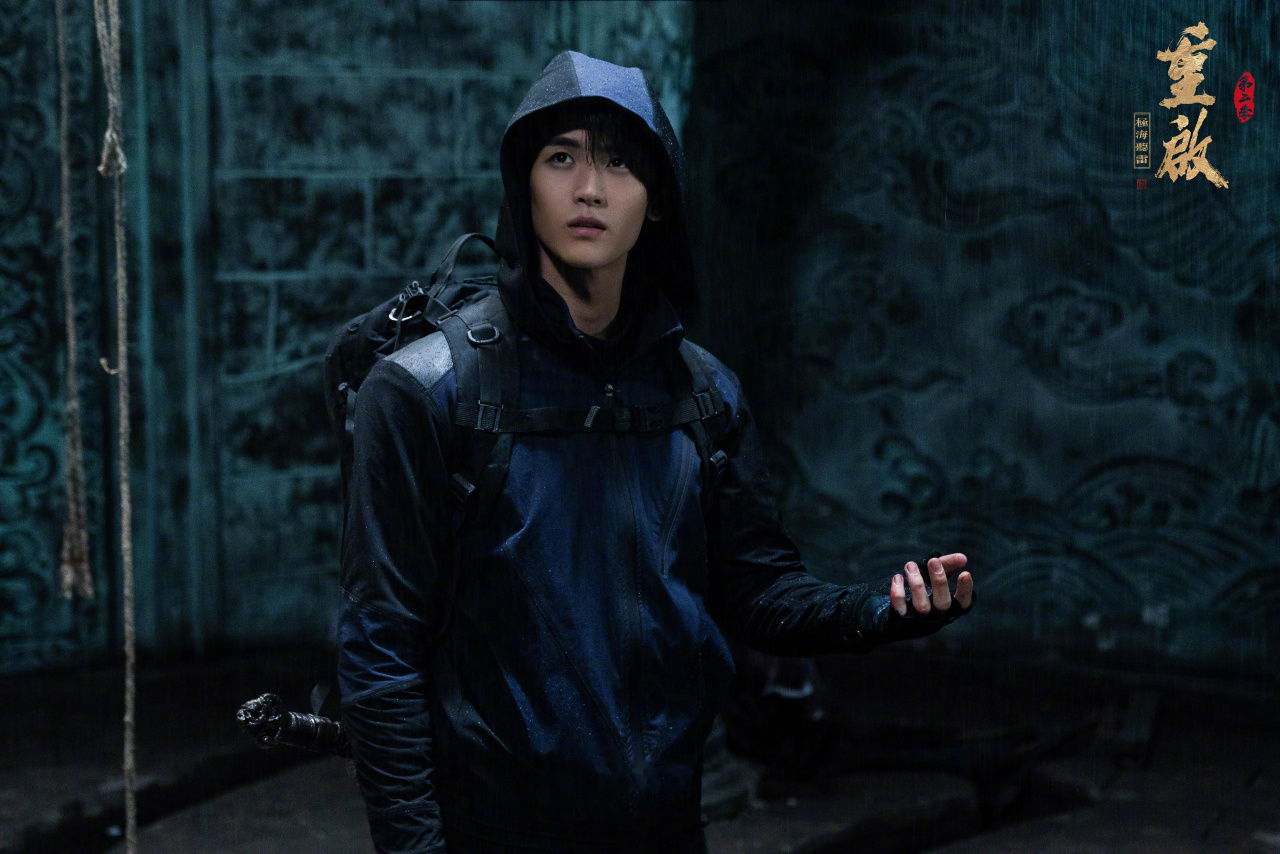 演员黄俊捷在剧中扮演的张起灵武力值爆棚,冷峻的脸庞中透着一丝鸦痧