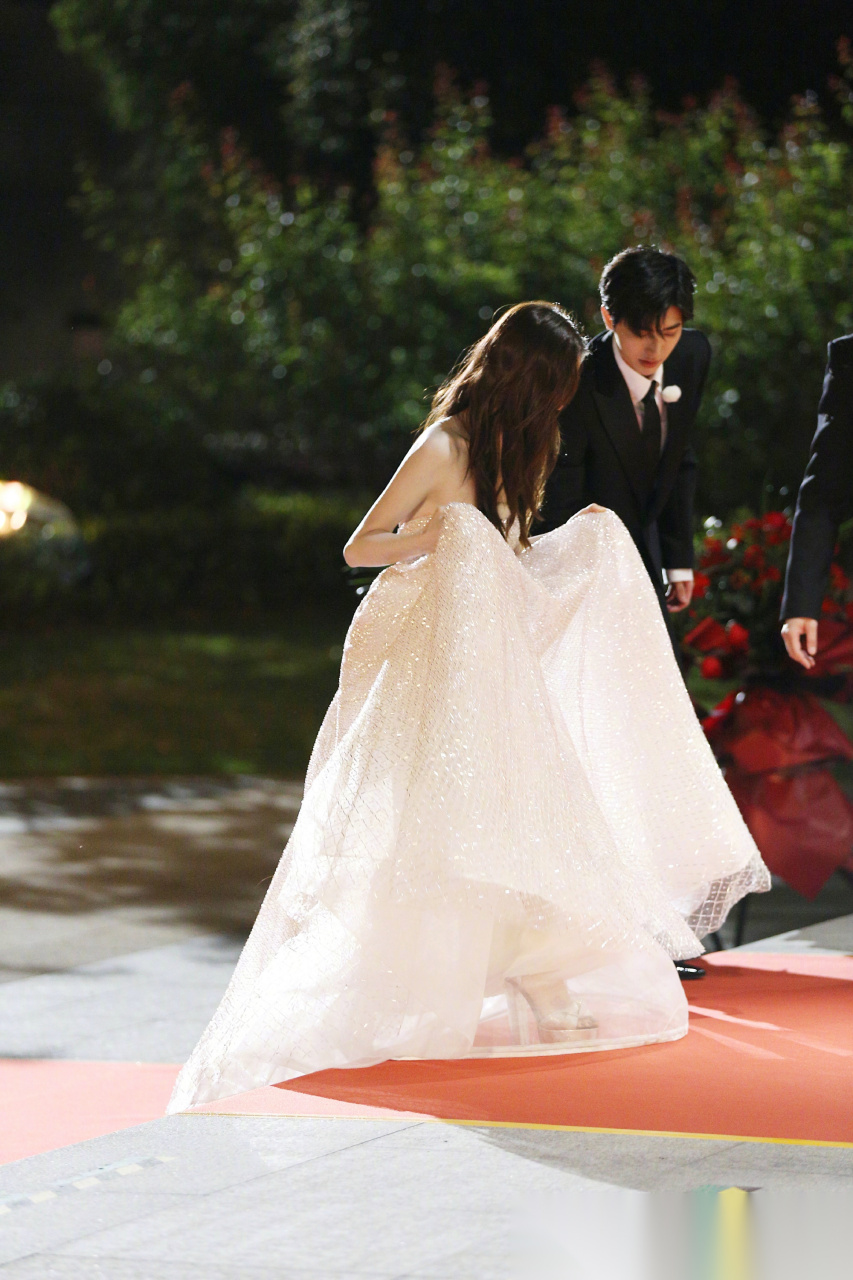 蔡徐坤angelababy同框,绅士"坤"与公主"baby"赏心悦目[色]