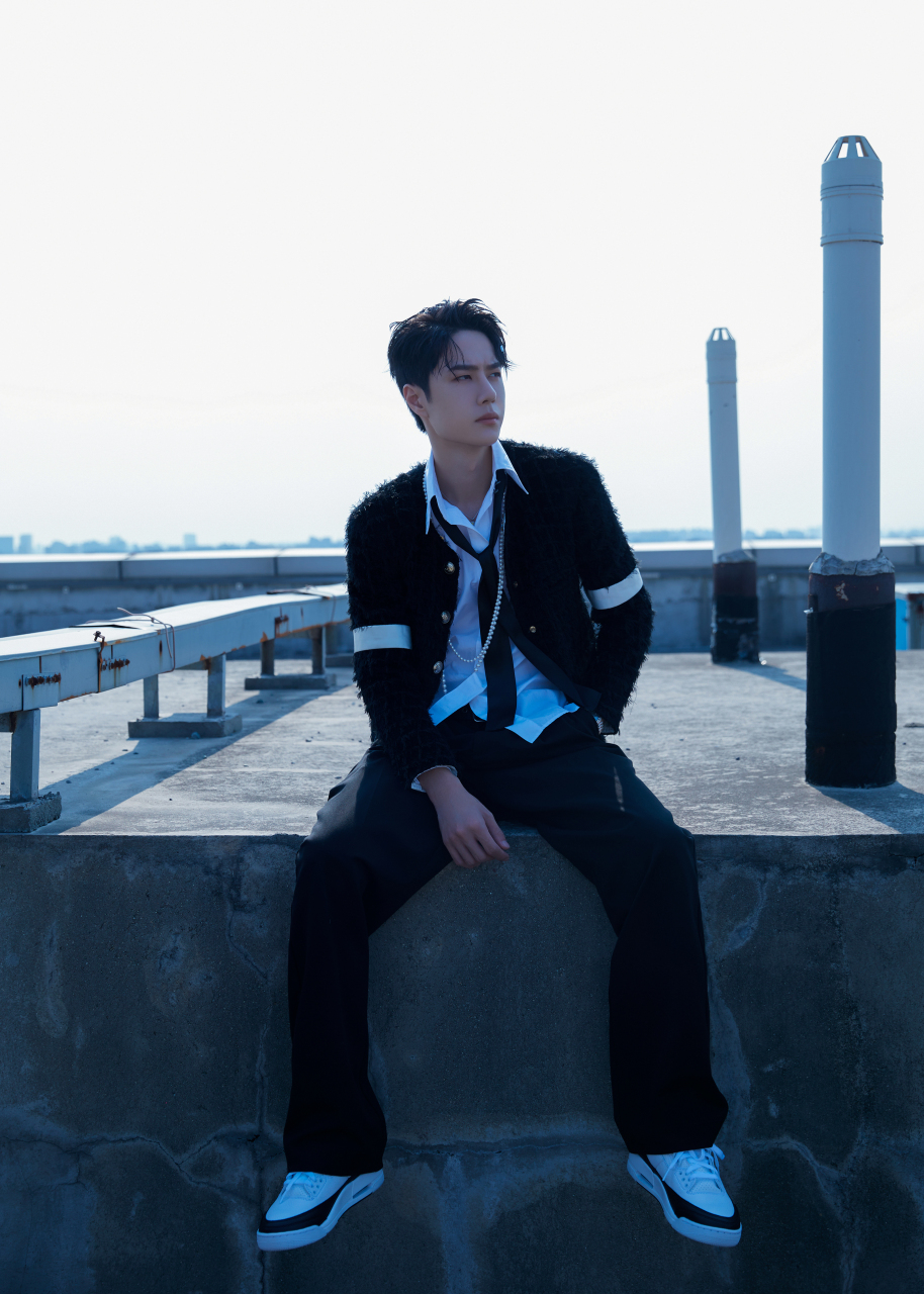 黑与白经典碰撞,演绎矜贵优雅;运动风搭配软呢外套