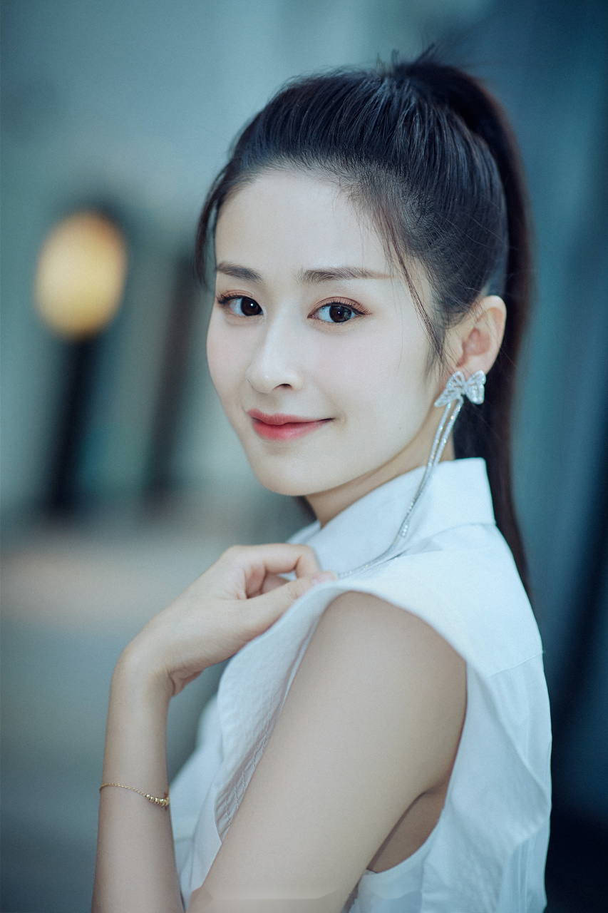 e. mode 鞋:tonybianco 配饰:hefang_jewelry stylist:libarry