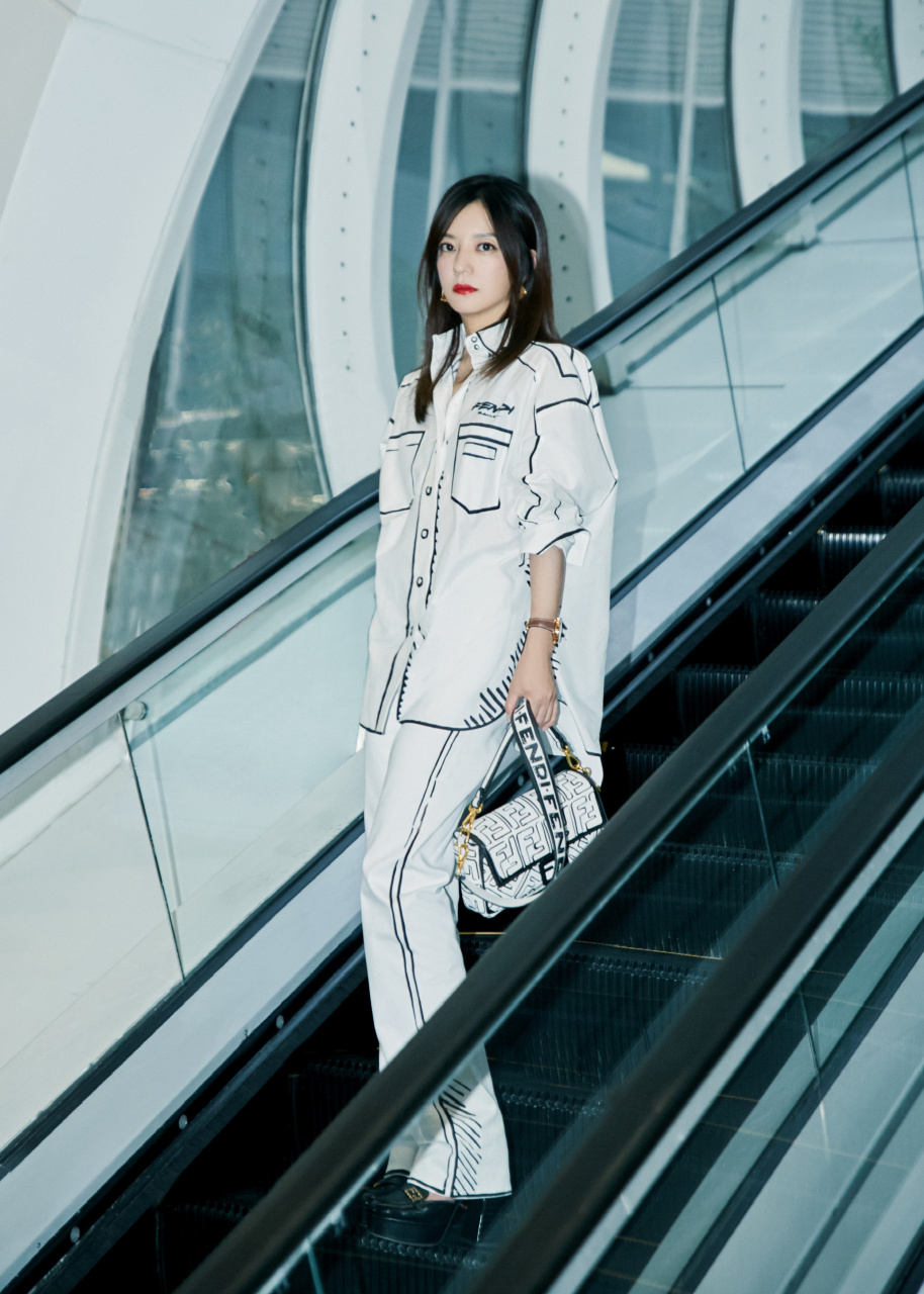 赵薇# 赵薇 in fendi 加州天空系列 妆发:张丁元ontime 摄影:摄邮师