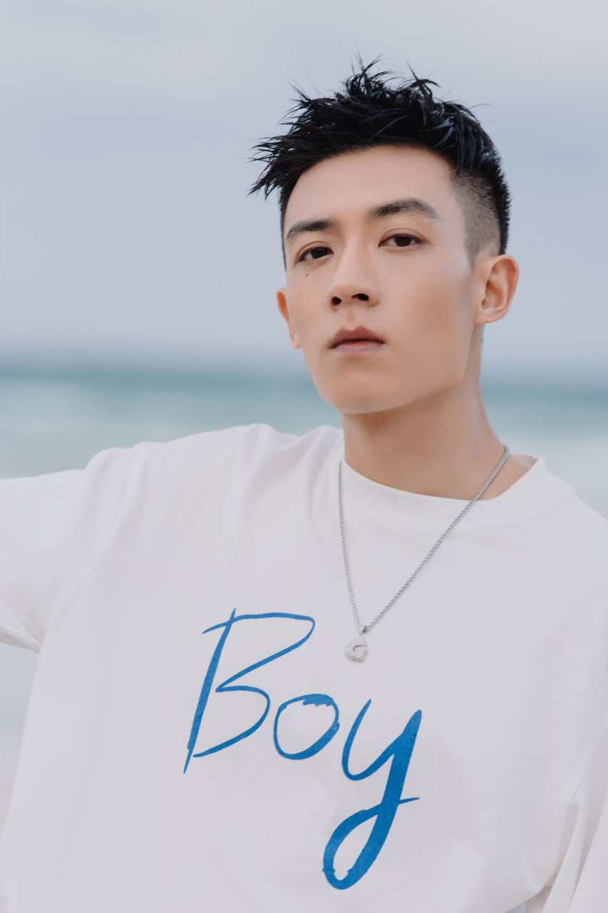 谷嘉诚# 一路蜕变成长 一路徜徉探索 邂逅于静谧光影中 捕捉每一个