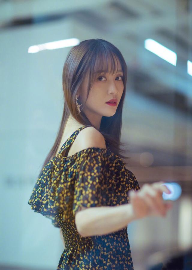 陈乔恩#换上甜美的齐刘海,把老花裙穿出少女感,真不愧是东方不败