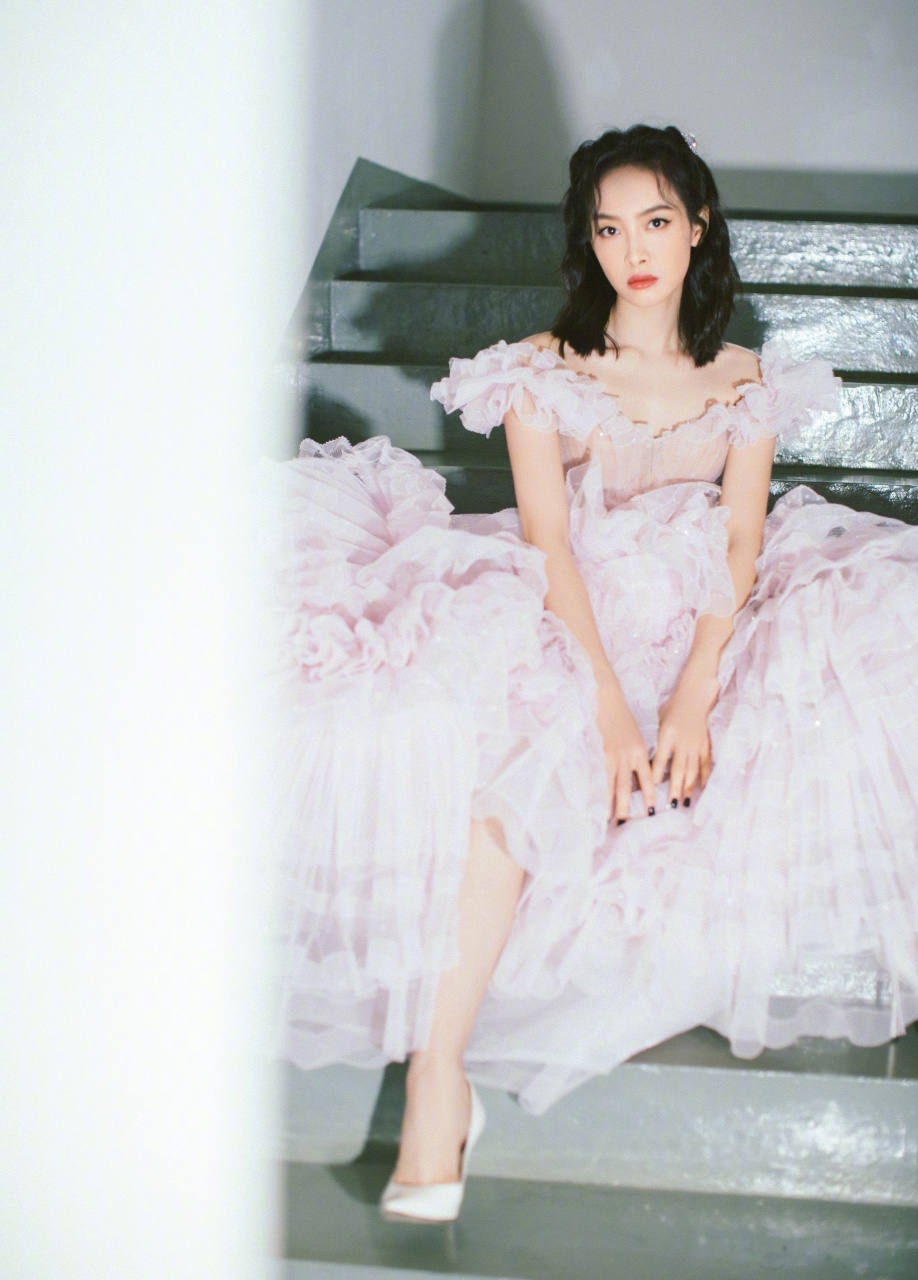 宋茜身穿樱花梦幻公主裙亮相,抹胸设计突出一字肩,彰显浪漫俏皮的