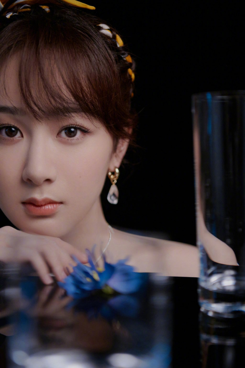 杨紫在绿洲晒出双丸子头造型照,[并不简单]大家期待这次的造型吗?