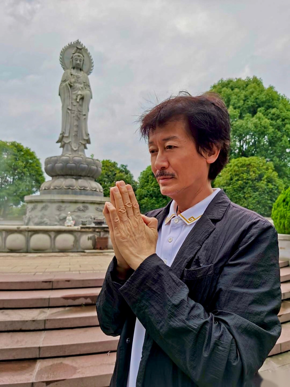 有句佛语说:"狂妄的人有救,自卑的人没有救!