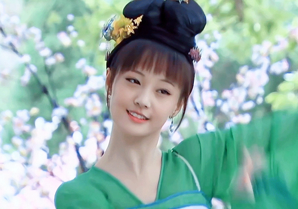 和《凰图腾》里的郑爽青涩活泼,灵气逼人,小爽什么时候能拍古装剧啊